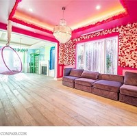 Rumah Bella Thorne cukup menarik perhatian. Tak hanya eksterior yang dicat dengan warna pink terang. Interiornya pun dihias dengan warna-warni cerah yang memberi kesan playful. Foto: Compass.com
