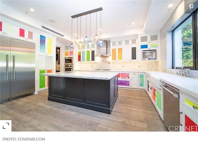 Dapur pun tak kalah menarik. Bella Thorne menghiasnya dengan kabinet warna-warni yang memberi kesan dinamis pada ruangan bergaya minimalis. Foto: Compass.com