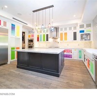 Dapur pun tak kalah menarik. Bella Thorne menghiasnya dengan kabinet warna-warni yang memberi kesan dinamis pada ruangan bergaya minimalis. Foto: Compass.com