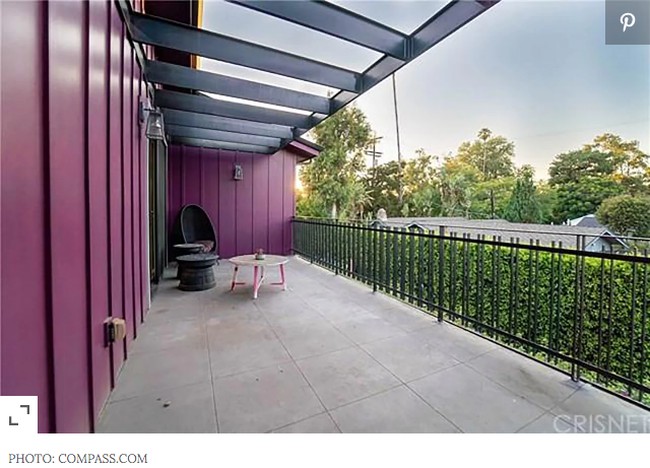 Bangunan ini berdiri di atas lahan seluas 418 meter per segi. Rumah unik yang merupakan perpaduan antara gaya kontemporer dan tradisional ini memiliki lima kamar tidur dan enam kamar mandi. Foto: Compass.com