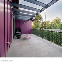 Bangunan ini berdiri di atas lahan seluas 418 meter per segi. Rumah unik yang merupakan perpaduan antara gaya kontemporer dan tradisional ini memiliki lima kamar tidur dan enam kamar mandi. Foto: Compass.com