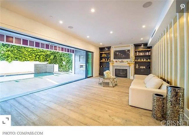 Rumah ini merupakan hasil kerja keras Bella Thorne sebagai influencer dan selebgram. Pada 2018, wanita 22 tahun ini mengungkapkan kalau dia berhasil membeli rumah menggunakan uang yang ia dapat dari media sosial.  Foto: Compass.com