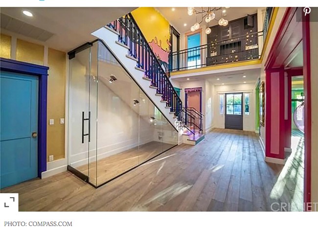 Menurut Compass, agen real estate yang memasarkan rumah Bella Thorne, bangunan ini didirikan pada 2016 dan pada tahun itu juga terjual senilai Rp 29 miliar. Foto: Compass.com