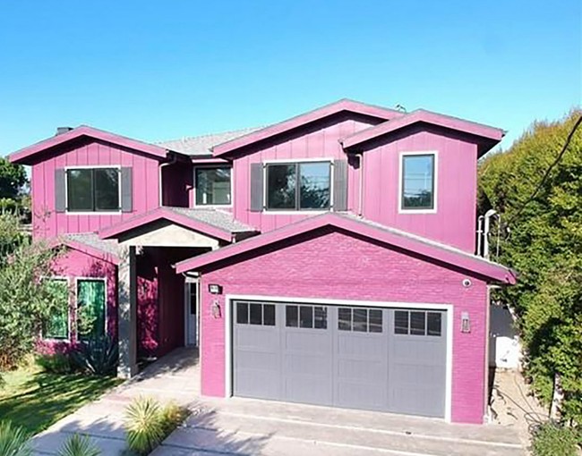 Bella Thorne siap mengucapkan selamat tinggal pada rumah miliknya yang bergaya girlie, bak rumah Barbie. Aktris dan penyanyi 22 tahun ini memasarkan rumah pink di kawasan elit Sherman Oaks, California, seharga USD 2,55 juta atau sekitar Rp 37,1 miliar. Foto: Compass.com