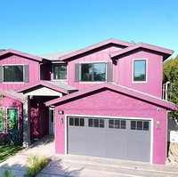 Bella Thorne siap mengucapkan selamat tinggal pada rumah miliknya yang bergaya girlie, bak rumah Barbie. Aktris dan penyanyi 22 tahun ini memasarkan rumah pink di kawasan elit Sherman Oaks, California, seharga USD 2,55 juta atau sekitar Rp 37,1 miliar. Foto: Compass.com