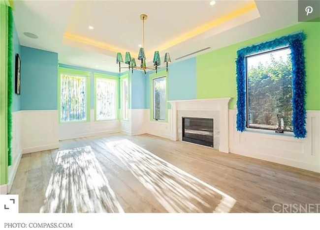 Salah satu ruangan diwarnai cat hijau-biru muda yang memberi kesan segar, sejuk sekaligus playful. Foto: Compass.com