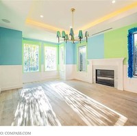 Salah satu ruangan diwarnai cat hijau-biru muda yang memberi kesan segar, sejuk sekaligus playful. Foto: Compass.com