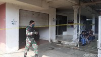 Titik kedua nampak di pintu garasi. Bagian dinding dan rollingdor juga terlihat menghitam bekas terbakar. Kemudian pada bagian mobil tua yang terparkir di samping rumah dengan cat tembok berwarna merah bata.