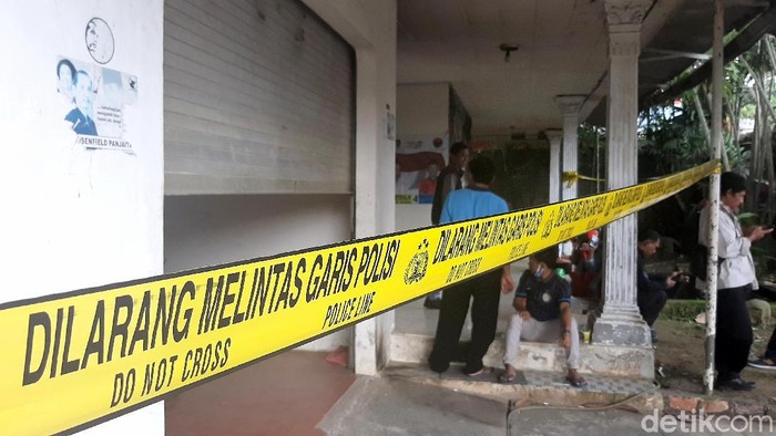 Rumah pengurus DPC PDIP Kabupaten Bogor dilempari bom molotov oleh orang tak dikenal. Garis polisi pun dipasang di area rumah tersebut.