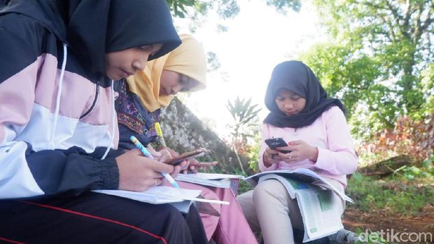 Sejumlah siswa SMP di Banjarnegara Ini terpaksa belajar di kompleks makam karena terkendala sinyal internet, Selasa (28/7/2020).