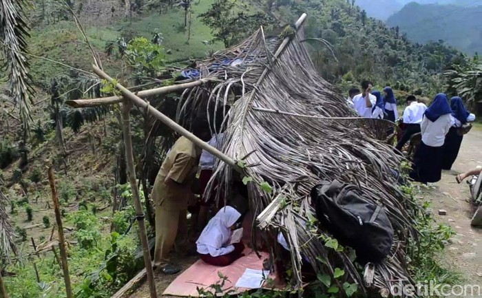Puluhan Siswa SD dan SMP satu atap (Satap) 11 Batu , Desa Tanatoro, Kecamatan Pitu Riase, Kabupaten Sidrap, Sulawesi Selatan (Sulsel) terpaksa belajar di tepi jurang, Selasa (28/7/2020). Sebab, tempat tersebut merupakan satu-satunya spot yang memungkinkan mereka mendapatkan jaringan internet lewat ponsel.