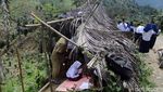 Begini Perjuangan Siswa SD Cari Sinyal di Tepi Jurang