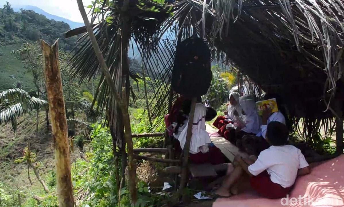 Puluhan Siswa SD dan SMP satu atap (Satap) 11 Batu , Desa Tanatoro, Kecamatan Pitu Riase, Kabupaten Sidrap, Sulawesi Selatan (Sulsel) terpaksa belajar di tepi jurang, Selasa (28/7/2020). Sebab, tempat tersebut merupakan satu-satunya spot yang memungkinkan mereka mendapatkan jaringan internet lewat ponsel.