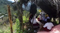 Para siswa di daerah terpencil ini sebagian besar tidak menggunakan media jaringan karena jaringan selular tidak ada serta tidak memiliki HP android. 