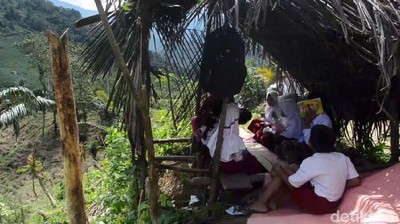 Begini Perjuangan Siswa SD Cari Sinyal di Tepi Jurang