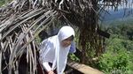 Begini Perjuangan Siswa SD Cari Sinyal di Tepi Jurang