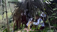 Para siswa belajar di sebuah gubug di tepi jurang di Desa Tanatoro, Kecamatan Pitu Riase, Kabupaten Sidrap, Sulawesi Selatan.