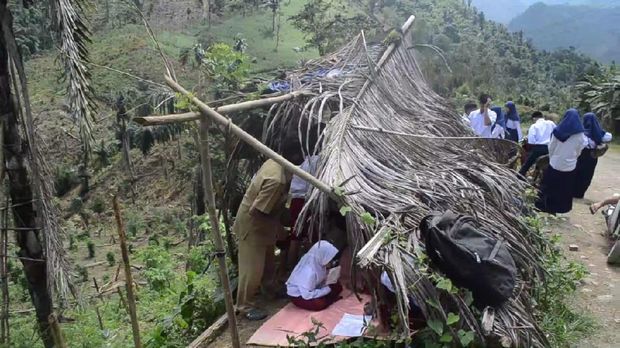 Siswa SD-SMP di Sidrap belajar di tepi jurang untuk belajar online.