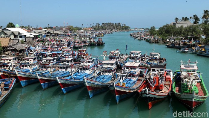 Ratusan kapal nelayan bersandar di Pangkalan Pendaratan Ikan (PPI) Binuangeun di Lebak, Banten. Kapal-kapal itu bersandar di sana karena para nelayan tak melaut