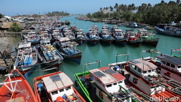 Ratusan kapal nelayan bersandar di Pangkalan Pendaratan Ikan (PPI) Binuangeun di Lebak, Banten. Kapal-kapal itu bersandar di sana karena para nelayan tak melaut