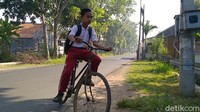 Sekolah tersebut ditempuh hanya lima menit perjalanan dari rumahnya yang berada di Desa Tanjung, Kecamatan Tirto. Anak dari Tarjo dan Winarsih ini ngotot ke sekolah meski harus belajar sendirian karena dia tidak memiliki smartphone. Ayah dan ibunya yang bekerja sebagai buruh, tak mampu membelikan Dzul smartphone.
