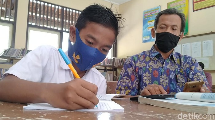 Dzul Faqor Risqi Islamy Al Ghaz (13) merupakan seorang siswa kelas 7 di SMPN 2 Tirto, Pekalongan. Ia rela belajar sendirian di sekolah karena tak punya smartphone.