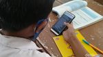 Tak Punya Smartphone, Dzul Rela Belajar Sendirian di Sekolah