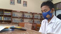 Dalam kesempatan yang sama, Wali Kelas VII B, Sartono, menilai Dzul merupakan murid barunya yang sangat bersemangat. Dia memastikan proses belajar Dzul di sekolah tetap dengan protokol kesehatan yang ketat.