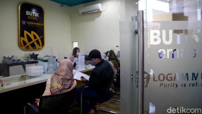 Tembus Rp 1 Juta, Harga Emas Diperkirakan Masih Bisa Naik Lho Harga emas terus merangkak naik. Hari ini, harga emas Antam bahkan tembus Rp 1 juta. Pergerakan harga emas ini pun diperkirakan masih akan mengalami kenaikan.