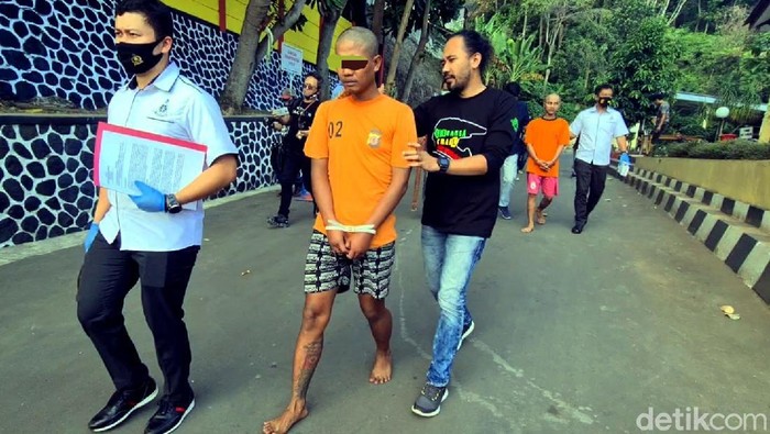 Tiga Anggota Geng Motor Penebar Teror di Sukabumi Diciduk Polisi Tiga anggota geng motor yang menebar teror di Sukabumi ditangkap polisi. Ketiga pelaku dihadirkan saat polisi gelar jumpa pers terkait penangkapan para pelaku.