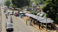 Para pedagang musiman membuat lapak beratapkan terpal agar hewan kurban terhindar dari panas sinar matahari.