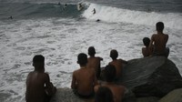 Seperti anak-anak yang mulai kembali bermain di pantai Punta Care di La Guaira, Venezuela.  