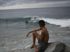 Badai Gonzalo Berlalu, Anak-anak Venezuela Kembali Main di Pantai