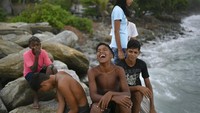 Bercengkrama dengan teman sambil menikmati pemandangan pantai, anak-anak ini terlihat gembira di tengah Pandemi Corona.  
