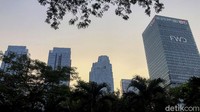 Kebanyakan, kata Dwi, karyawan yang terpapar COVID-19 itu menjalani isolasi mandiri di rumah karena tidak memiliki gejala.