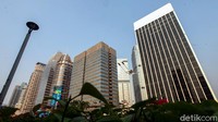 Sebelumnya, Achmad Yurianto, yang saat itu masih menjabat sebagai juru bicara pemerintah untuk penanganan COVID-19 sempat menyebut transmisi Corona rentan terjadi di kantor karena ruangan yang tertutup dan ramai.