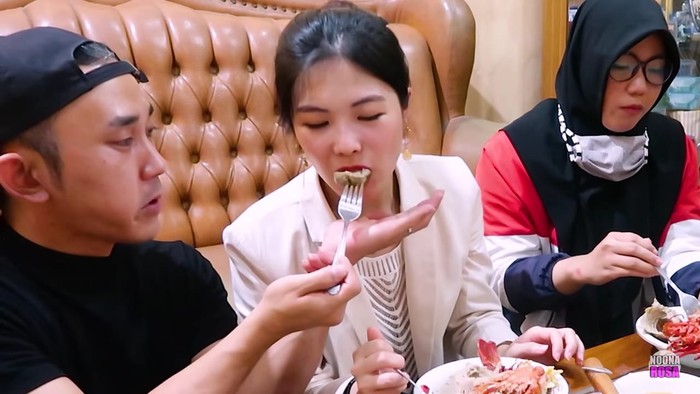 YouTuber Korea cicip bakso lobster