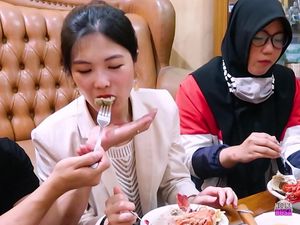 Bakso Lobster Bikin YouTuber Korea Ini Penasaran, Apa Komentarnya?
