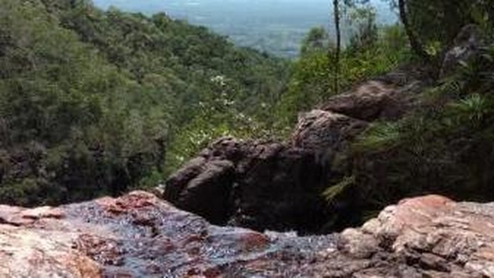 Air terjun manjang merah