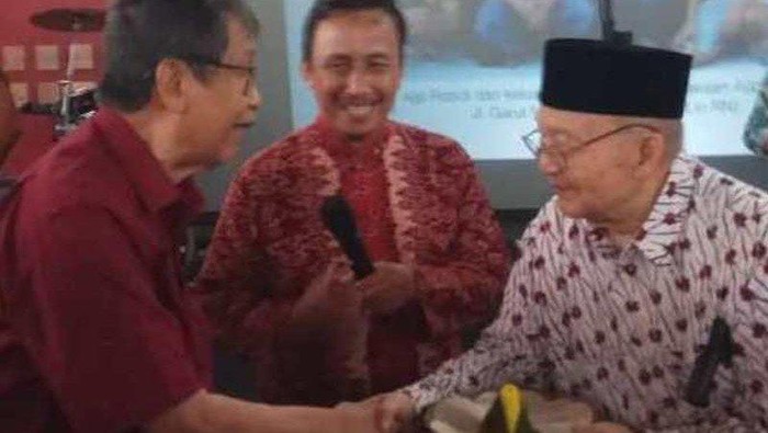 Ajip Rosidi (kiri) dalam acara pemberian hadiah sastra daerah Rancage, beberapa waktu lalu. (ANTARA/HO-Dokumen Keluarga)