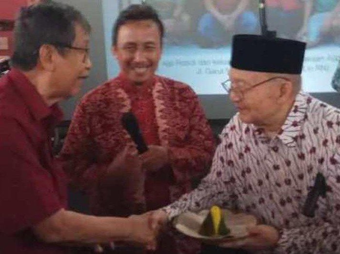 Ajip Rosidi (kiri) dalam acara pemberian hadiah sastra daerah Rancage, beberapa waktu lalu. (ANTARA/HO-Dokumen Keluarga) Ajip Rosidi (kiri) dalam acara pemberian hadiah sastra daerah Rancage, beberapa waktu lalu. (ANTARA/HO-Dokumen Keluarga)