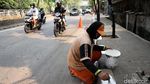 Aksi Pasukan Oranye Percantik Trotoar di Kawasan Simprug