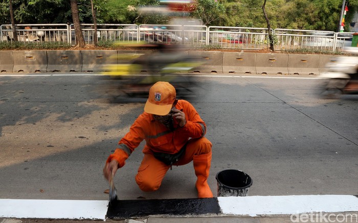 Aksi Pasukan Oranye Percantik Trotoar di Kawasan Simprug Sejumlah petugas PPSU dikerahkan untuk mengecat trotoar di kawasan Simprug, Jaksel. Pengecetan dilakukan sebagai upaya pemeliharaan trotoar di kawasan itu.