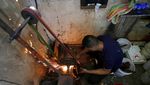 Mengintip Aktivitas Mengasah Pisau Jelang Idul Adha