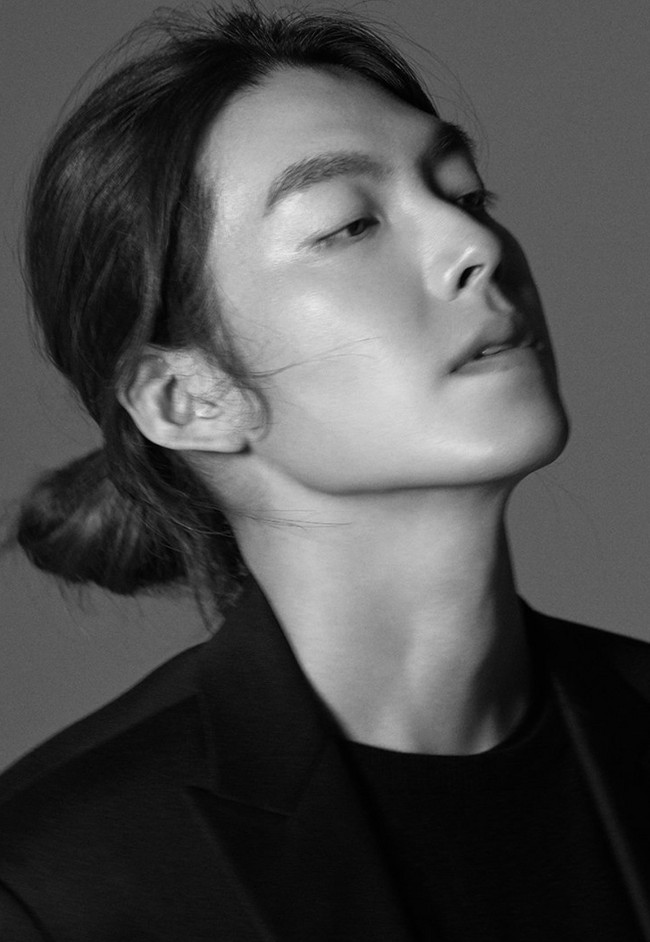 Kim Woo BinLama tidak tampil di drama karena penyakitnya, Kim Woo Bin sempat mengejutkan fans dengan penampilan gondrong. Dalam sebuah pemotretan, Kim Woo Bin terlihat macho dengan tatanan rambut manbun. Foto: Istimewa