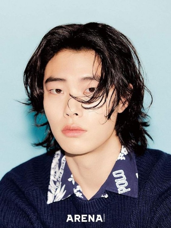 Ryu Jun YeolRyu Jun Yeol yang dikenal lewat drama Reply 1988 bikin pangling para penggemarnya ketika tampil di sebuah pemotretan. Kekasih Hyeri Girls Day tersebut terlihat berpotongan rambut panjang yang membuatnya semakin macho.Foto: Istimewa