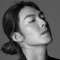 Kim Woo BinLama tidak tampil di drama karena penyakitnya, Kim Woo Bin sempat mengejutkan fans dengan penampilan gondrong. Dalam sebuah pemotretan, Kim Woo Bin terlihat macho dengan tatanan rambut manbun. Foto: Istimewa