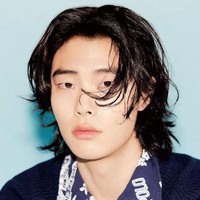 Ryu Jun YeolRyu Jun Yeol yang dikenal lewat drama Reply 1988 bikin pangling para penggemarnya ketika tampil di sebuah pemotretan. Kekasih Hyeri Girls Day tersebut terlihat berpotongan rambut panjang yang membuatnya semakin macho.Foto: Istimewa