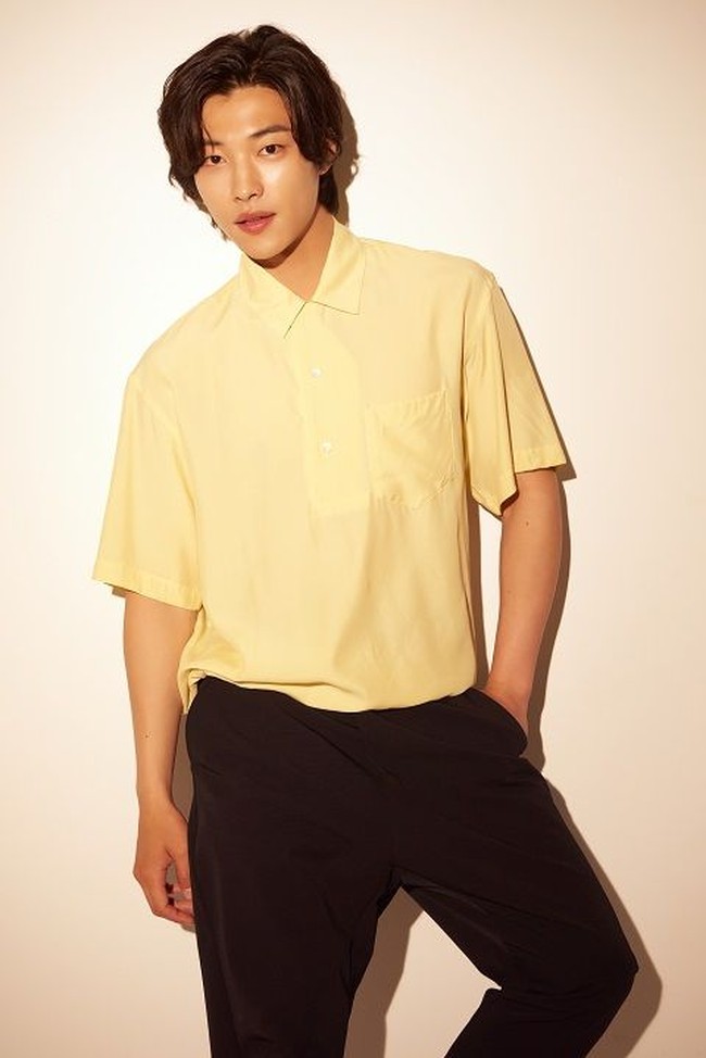 Woo Do HwanWoo Do Hwan juga pernah tampil dengan gaya rambut gondrong. Menurut kamu, pemain drama King: Eternal Monard yang sedang wajib militer ini lebih cocok rambut panjang atau pendek? Foto: Istimewa