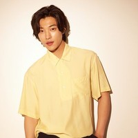 Woo Do HwanWoo Do Hwan juga pernah tampil dengan gaya rambut gondrong. Menurut kamu, pemain drama King: Eternal Monard yang sedang wajib militer ini lebih cocok rambut panjang atau pendek? Foto: Istimewa